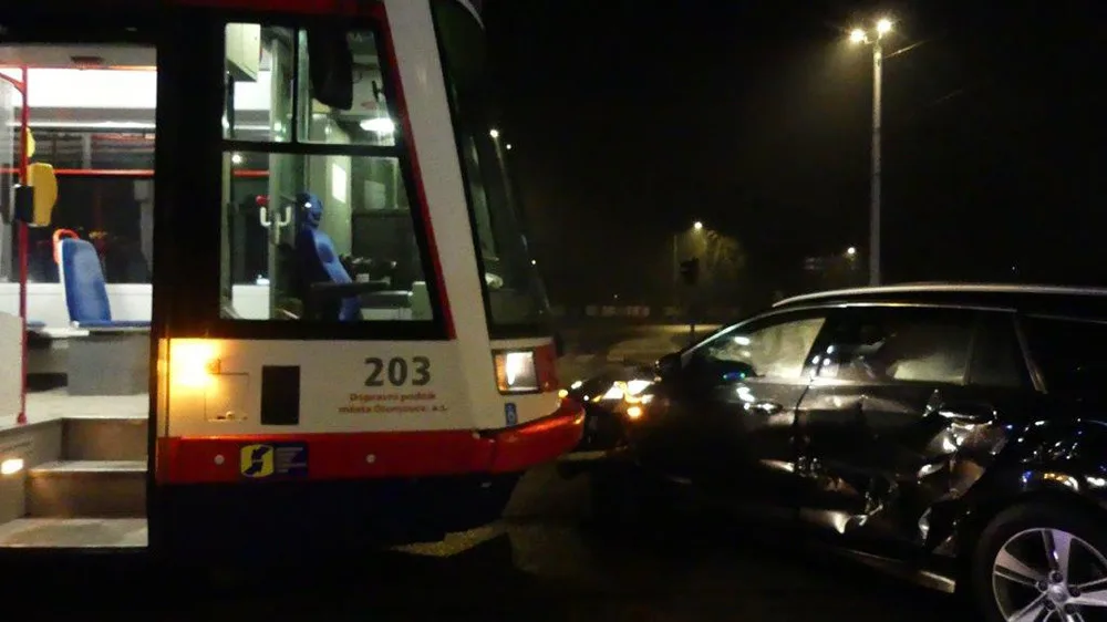 Mladík bez řidičáku vjel v Olomouci s autem pod tramvaj. Odhad škody činí čtvrt milionu