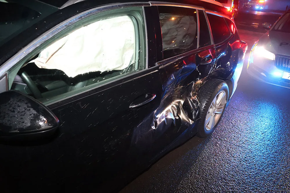 Mladík bez řidičáku vjel v Olomouci s autem pod tramvaj. Odhad škody činí čtvrt milionu