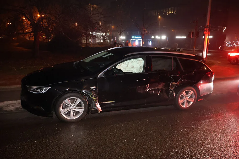 Mladík bez řidičáku vjel v Olomouci s autem pod tramvaj. Odhad škody činí čtvrt milionu