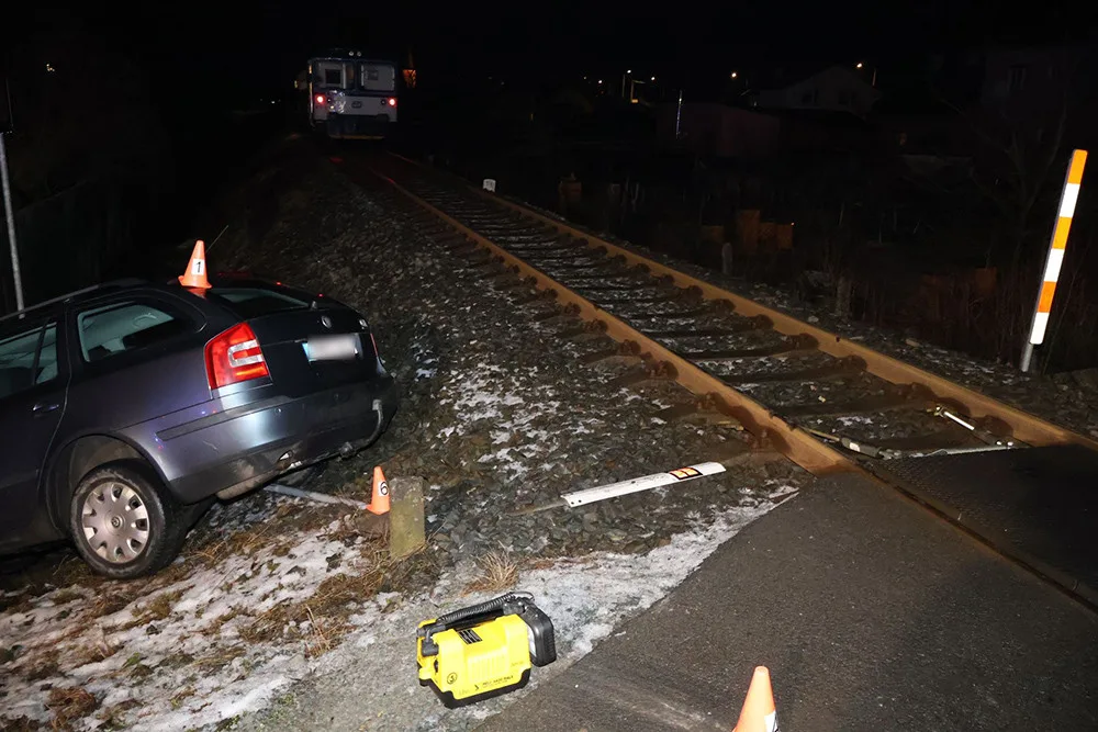 Postarší řidič vjel na poslední chvíli na přejezd. Škodovku v Litovli odhodil vlak pod násep