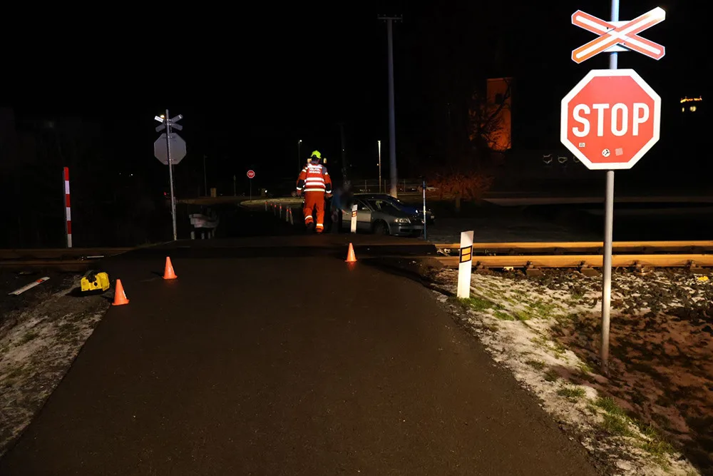Postarší řidič vjel na poslední chvíli na přejezd v Litovli. Škodovku odhodil vlak pod násep