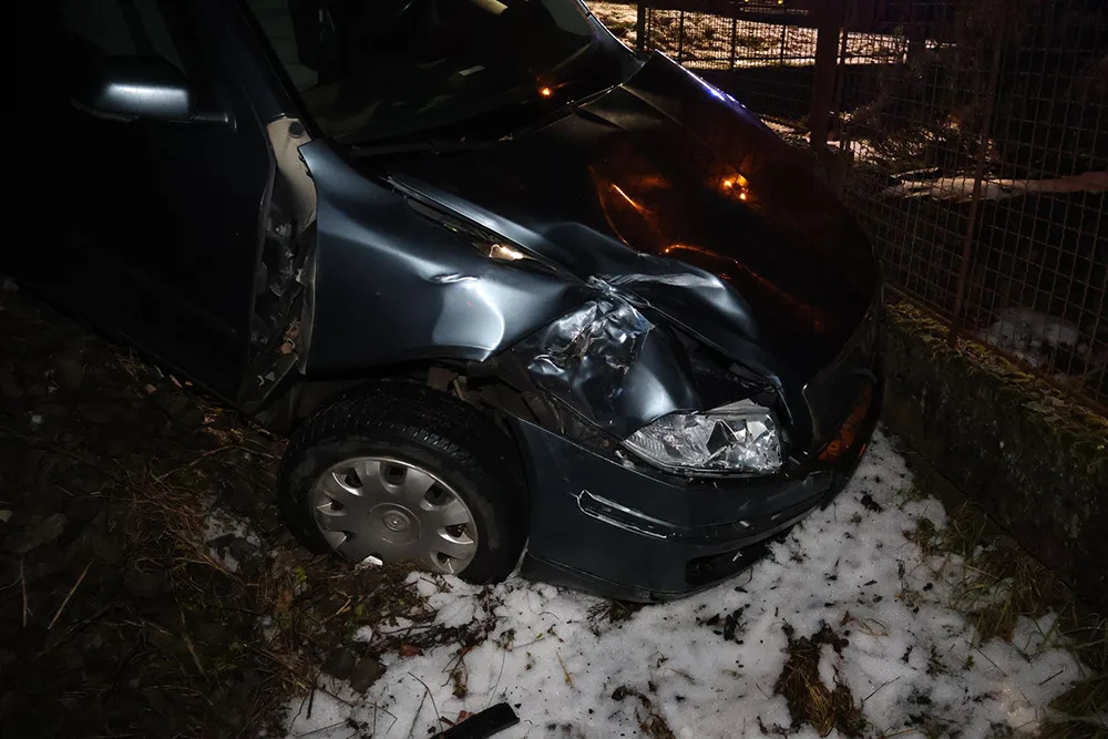 Postarší řidič vjel na poslední chvíli na přejezd v Litovli. Škodovku odhodil vlak pod násep