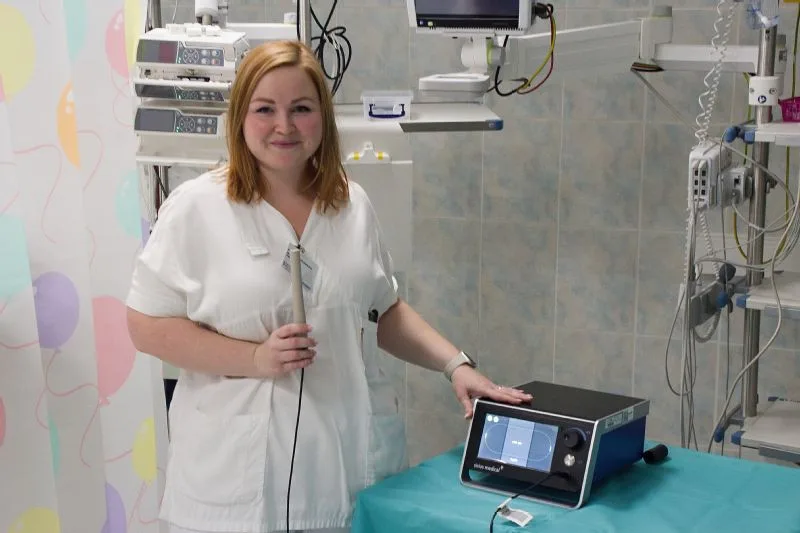 Lékařka Kateřina Zatloukalová obsluhuje v přerovské nemocnici lokalizační marker Sirius Pintuition.