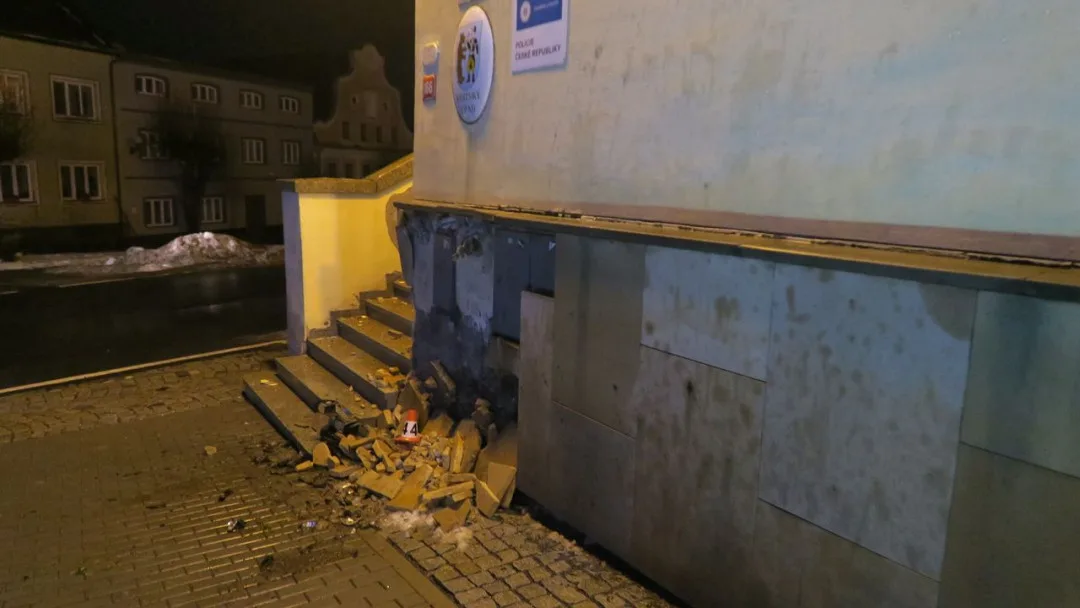 Divoká jízda ve Starém Městě. Opilý mladík naboural do budovy radnice a poničil i dřevěnou tabuli opodál