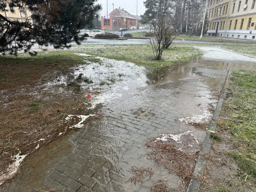 V Hranicích dnes netekla voda. Vodohospodáři již havárii opravili