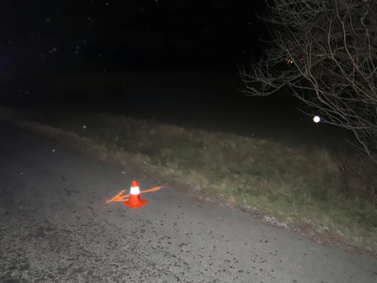 Mladík u Přerova otočil oktávku přes střechu kvůli opilci na cestě. Chodci pak ještě dával první pomoc