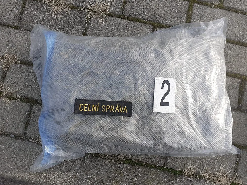 V dalším z případů odhalili celníci v Olomouckém kraji převoz většího množství konopí