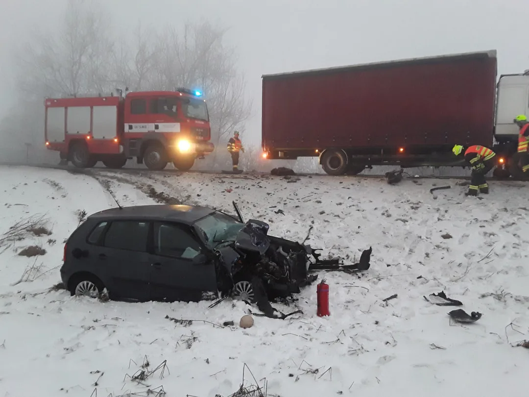 Vážná nehoda u Horní Loděnice, řidiče odvezla záchranka. Omezení v dopravě budou celé dopoledne