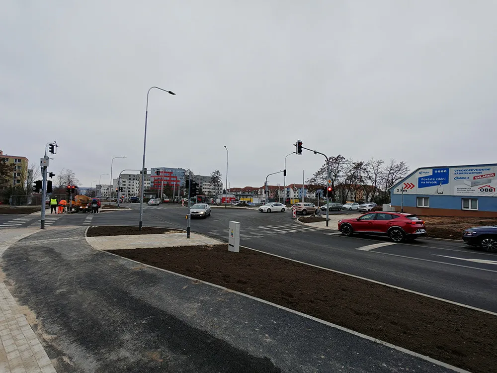 Na vytížené křižovatce u vodojemu v Olomouci se rozběhly semafory. Řidiče pobouřilo delší čekání