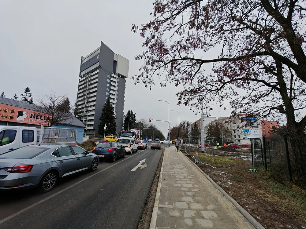 Na vytížené křižovatce u vodojemu v Olomouci se rozběhly semafory. Řidiče pobouřilo delší čekání