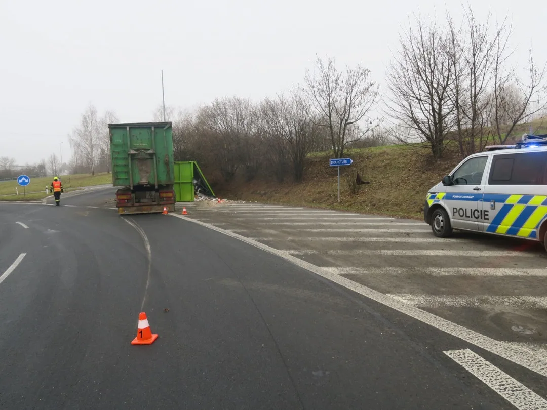 Převrácený kamion s odpadem blokoval kruhový objezd u Hranic. Řidič zůstal zaklíněná v kabině