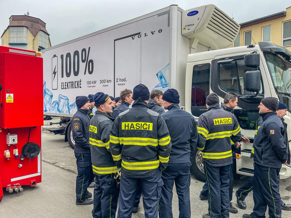 Hasiči v Olomouci zkoumali specifika elektroaut i kamionů. Při zásahu pomůže i speciální konektor