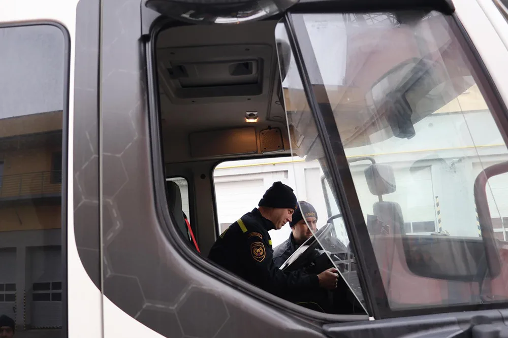 Hasiči v Olomouci poznávali vlastnosti elektroaut i kamionů. Na zásahy mají připravené speciální konektory