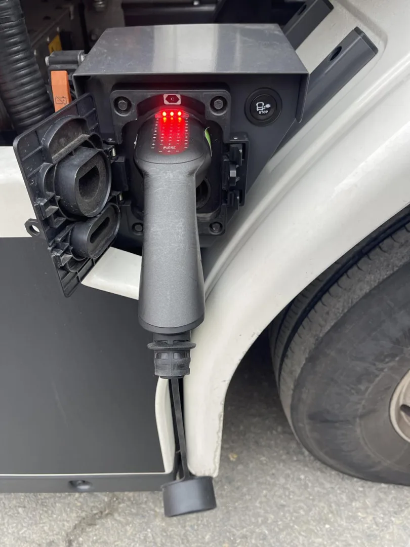 Hasiči v Olomouci poznávali vlastnosti elektroaut i kamionů. Na zásahy mají připravené speciální konektory
