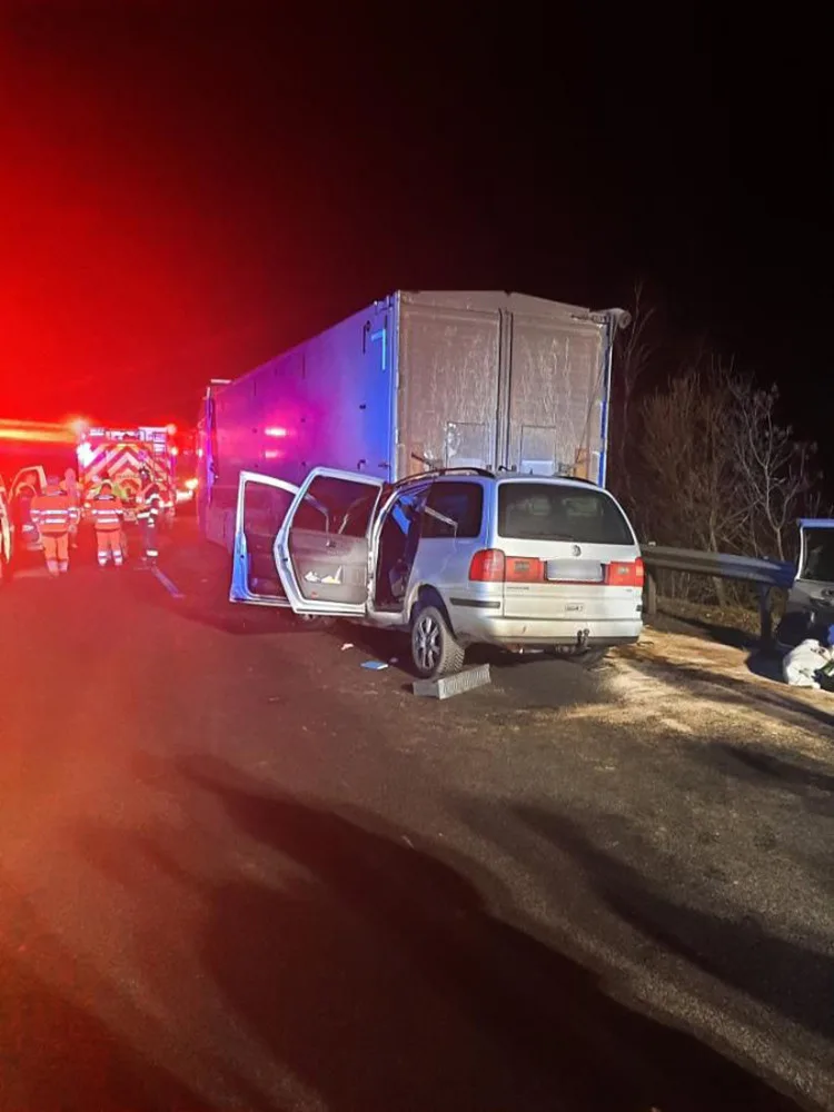 Tragická nehoda zavřela dálnici D46 na Prostějovsku. Osobní auto v noci narazilo do kamionu