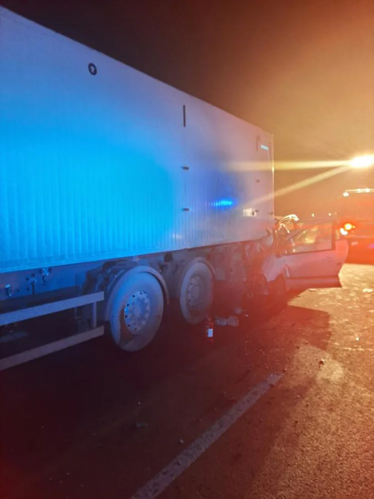 Tragická nehoda zavřela dálnici D46 na Prostějovsku. Osobní auto v noci narazilo do kamionu