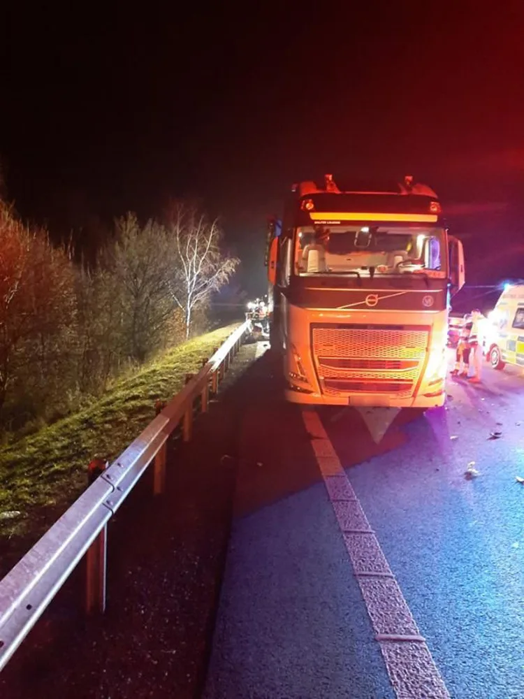 Tragická nehoda zavřela dálnici D46 na Prostějovsku. Osobní auto v noci narazilo do kamionu