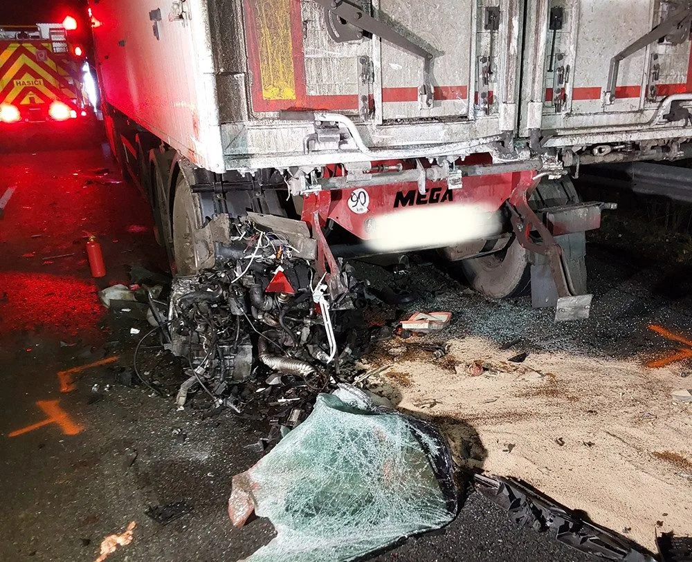 Auto narazilo na D46 poblíž Prostějova do kamionu. Muž a žena střet nepřežili