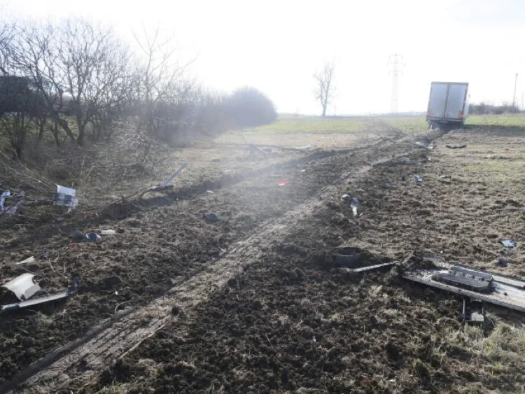 U Říkovic skončil kamion v poli. Řidič nereagoval správně na defekt zadní nápravy, dostal pokutu