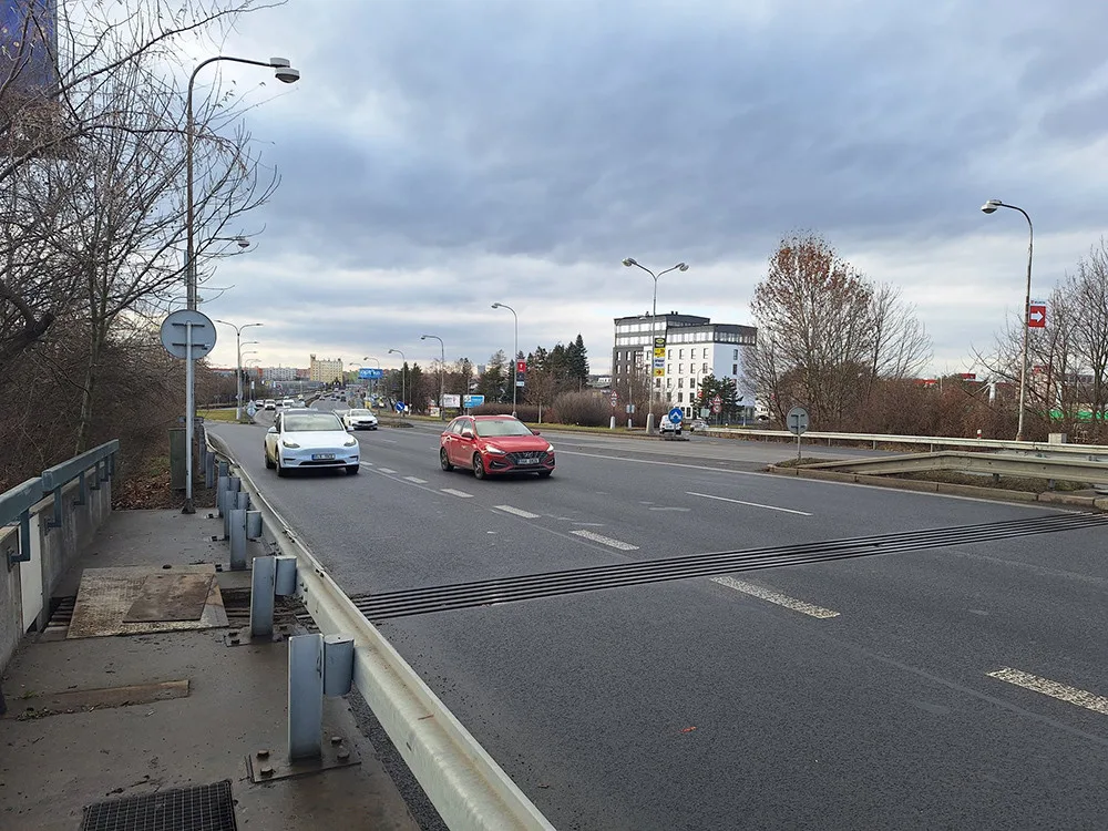 Neplánované omezení na Velkomoravské v Olomouci. ŘSD řeší poškození mostního závěru