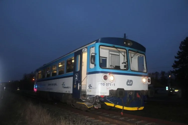 Řidič v Prostějově přehlédl vlak a vjel na přejezd. V autě bylo i dítě, naštěstí se mu nic nestalo