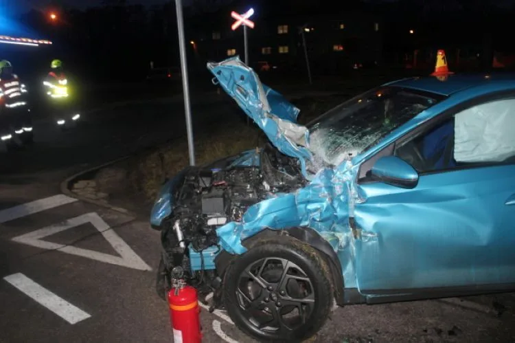 Řidič v Prostějově přehlédl vlak a vjel na přejezd. V autě bylo i dítě, naštěstí se mu nic nestalo
