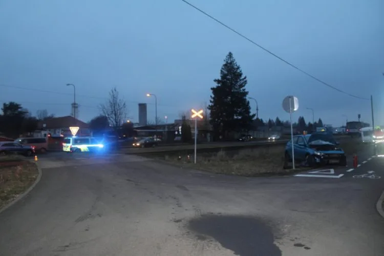 Řidič v Prostějově přehlédl vlak a vjel na přejezd. V autě bylo i dítě, naštěstí se mu nic nestalo