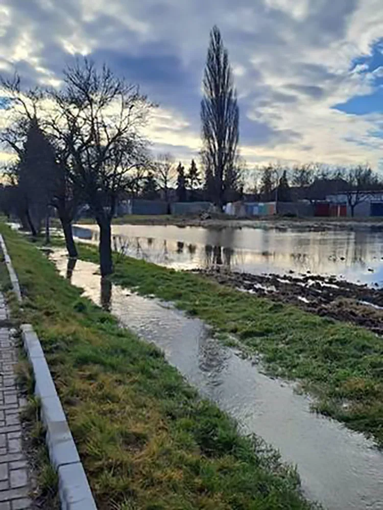 Záplava na okraji Prostějova: firma u potoka nestihla dokončit výkopové práce, u stavidla to nevěděli
