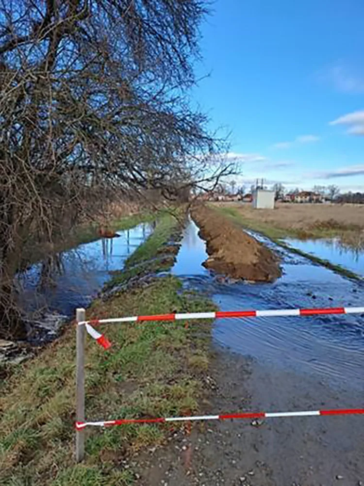 Záplava na okraji Prostějova: firma u potoka nestihla dokončit výkopové práce, u stavidla to nevěděli