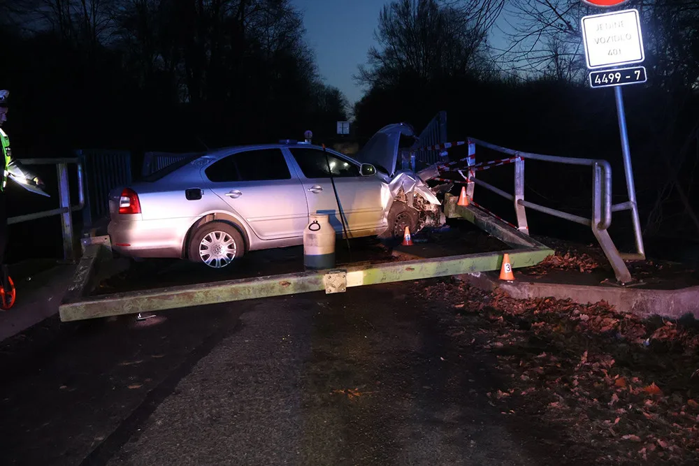 Zpitý šofér urazil podjezdovou bránu na mostě v Litovelském Pomoraví. Přišel o řidičák a putoval do nemocnice