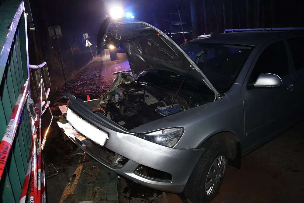 Zpitý šofér urazil podjezdovou bránu na mostě v Litovelském Pomoraví. Přišel o řidičák a putoval do nemocnice