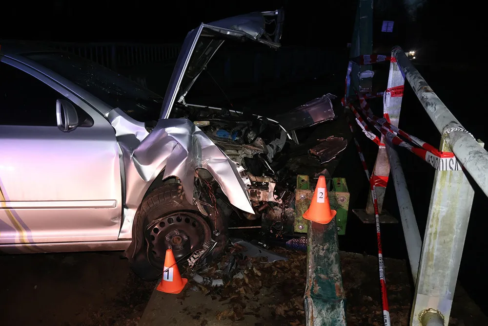 Zpitý šofér urazil podjezdovou bránu na mostě v Litovelském Pomoraví. Přišel o řidičák a putoval do nemocnice