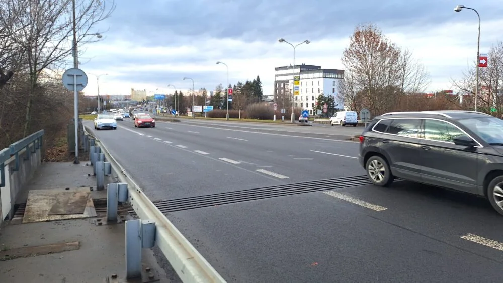 Po Velkomoravské minimálně půl roku v jednom pruhu. Mostní závěr je totálně zničený, oprava bude náročná