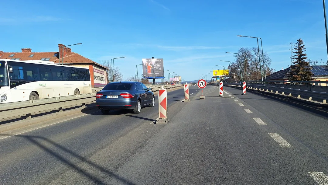 Po Velkomoravské minimálně půl roku v jednom pruhu. Mostní závěr je totálně zničený, oprava bude náročná