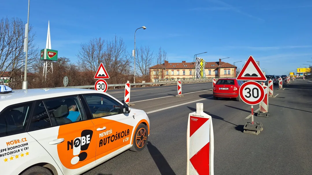 Po Velkomoravské minimálně půl roku v jednom pruhu. Mostní závěr je totálně zničený, oprava bude náročná