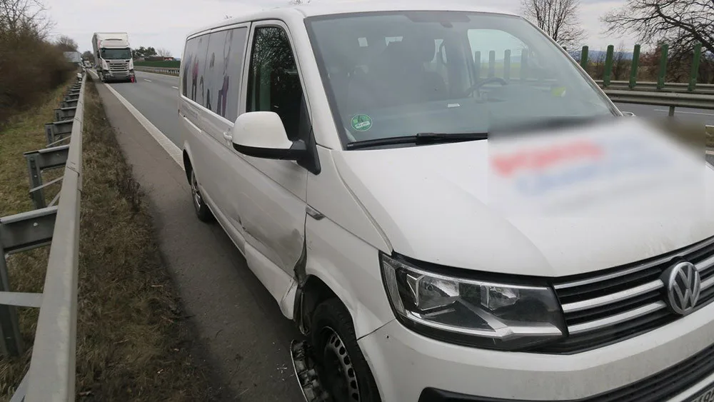Vážná nehoda zablokovala dálnici D35 u Mohelnice, řidička přes dým nepostřehla brzdění kamionu