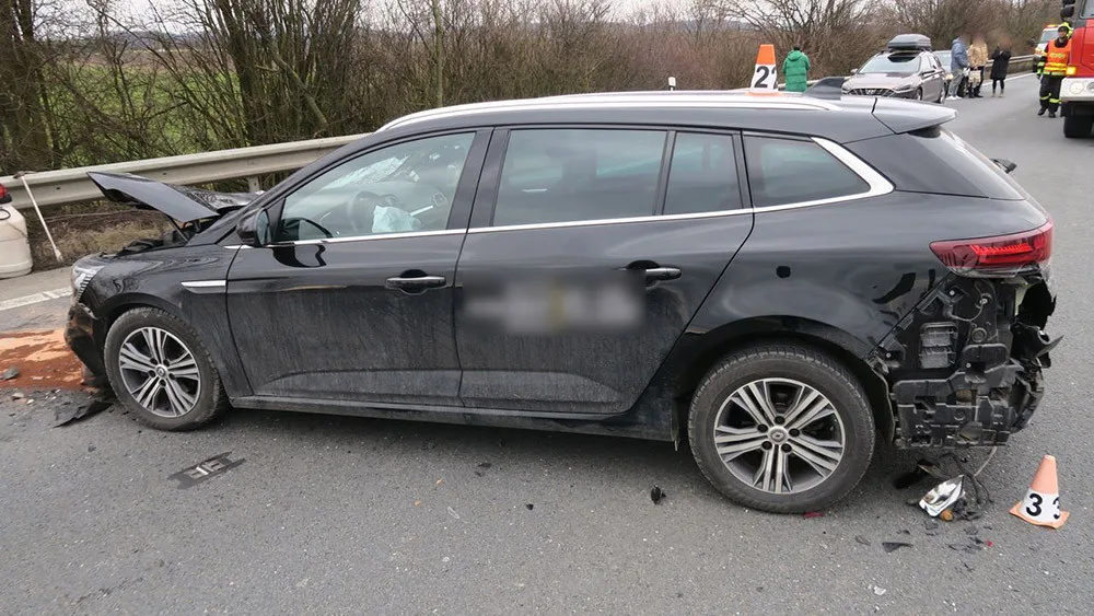 Vážná nehoda zablokovala dálnici D35 u Mohelnice, řidička přes dým nepostřehla brzdění kamionu
