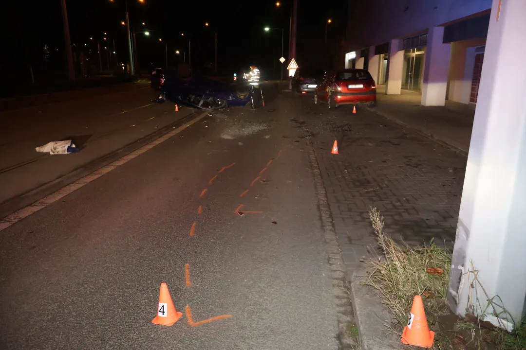 Nezletilý intoxikovaný řidič nad ránem převrátil v Olomouci auto, čtyři lidé utrpěli zranění
