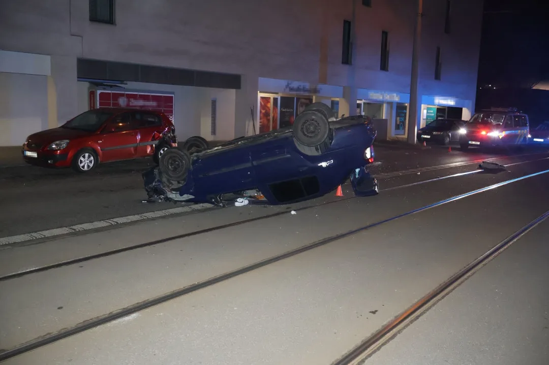 Nezletilý intoxikovaný řidič nad ránem převrátil v Olomouci auto, čtyři lidé utrpěli zranění