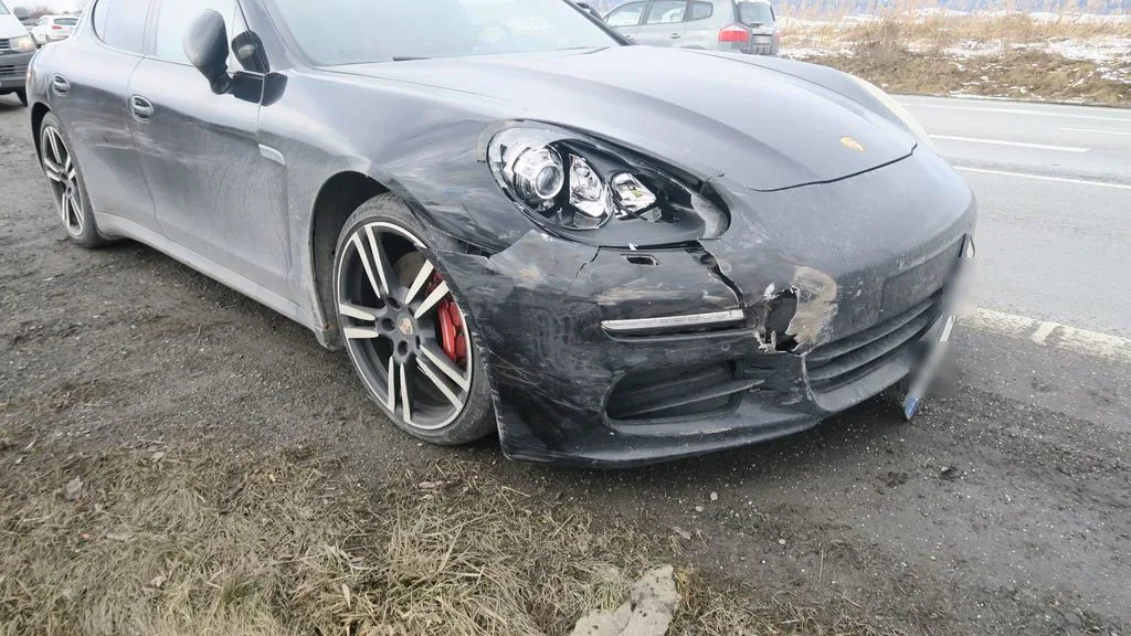 Řidič naboural u Zábřehu Porsche, když nedal přednost. Škoda je kolem 300 tisíc korun