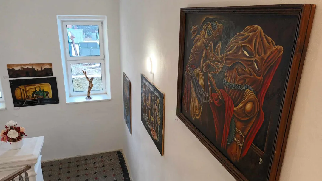 FOTO: Galerie na obecním úřadě. Výtvarník Tomáš Vincenec rozsvítil Ptení výstavou svých obrazů