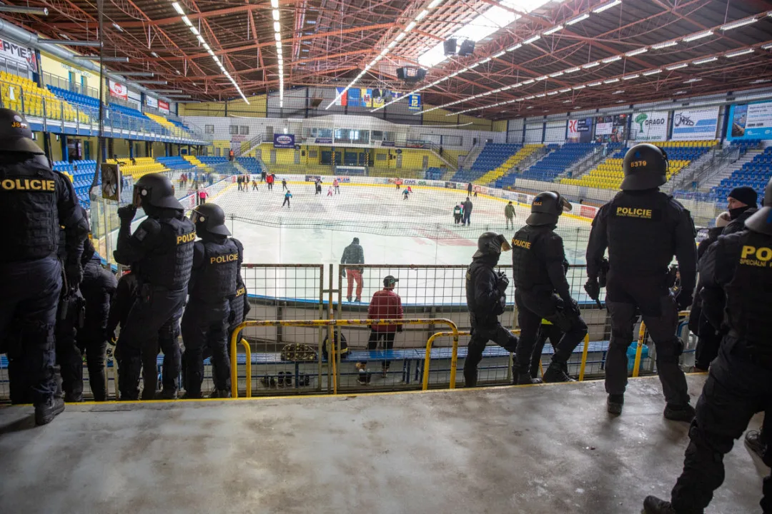 VIDEO, FOTO: Křik a bitky. V Přerově cvičili těžkooděnci zákroky proti sportovním fanouškům