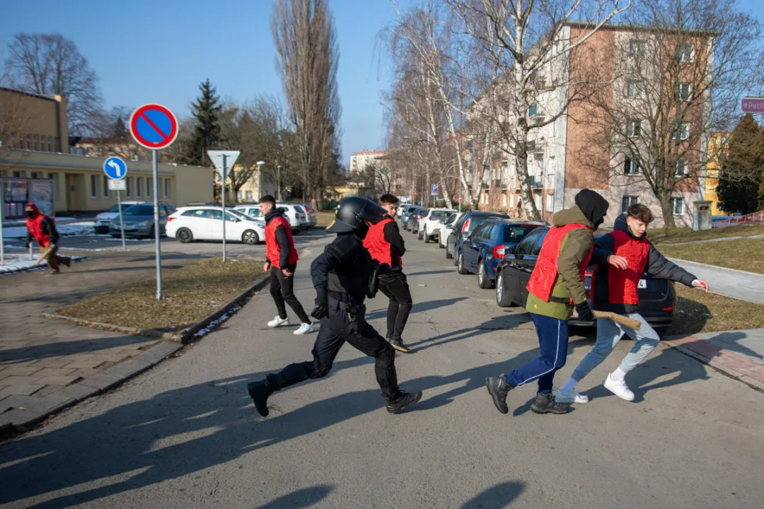 VIDEO, FOTO: Křik a bitky. V Přerově cvičili těžkooděnci zákroky proti sportovním fanouškům