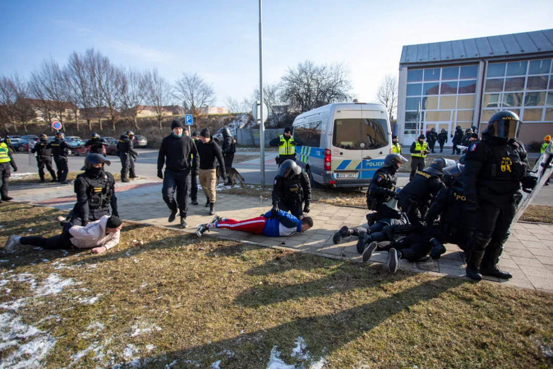 VIDEO, FOTO: Křik a bitky. V Přerově cvičili těžkooděnci zákroky proti sportovním fanouškům