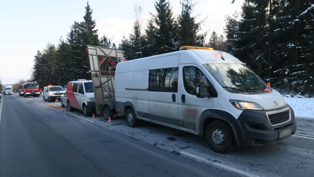 Na Mohelnickém kopci havaroval kamion, do vozíku zasahujících silničářů vzápětí narazilo další auto