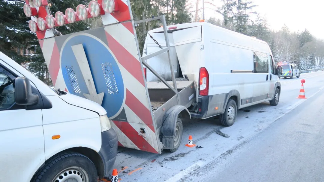 Na Mohelnickém kopci havaroval kamion, do vozíku zasahujících silničářů vzápětí narazilo další auto
