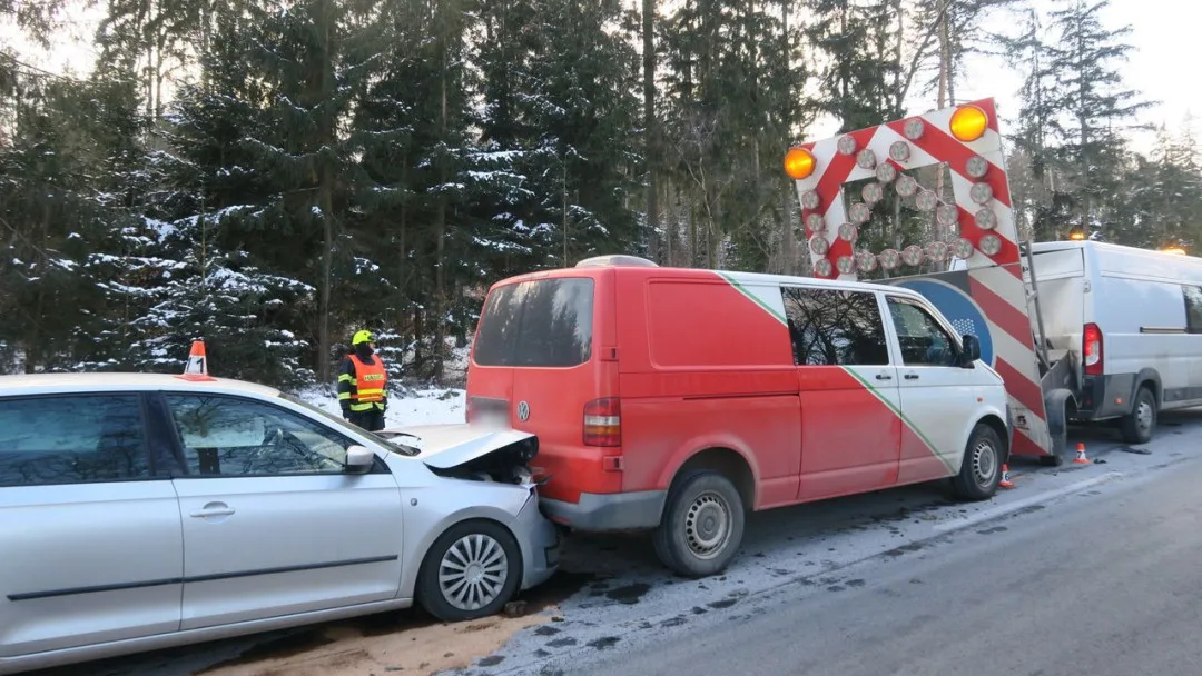 Na Mohelnickém kopci havaroval kamion, do vozíku zasahujících silničářů vzápětí narazilo další auto