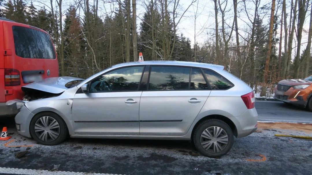 Na Mohelnickém kopci havaroval kamion, do vozíku zasahujících silničářů vzápětí narazilo další auto