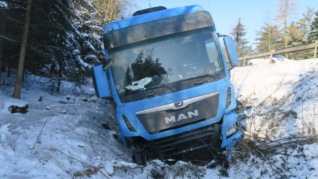Na Mohelnickém kopci havaroval kamion, do vozíku zasahujících silničářů vzápětí narazilo další auto