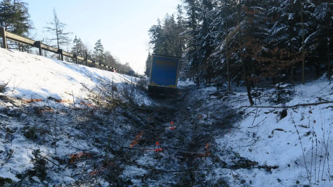 Na Mohelnickém kopci havaroval kamion, do vozíku zasahujících silničářů vzápětí narazilo další auto